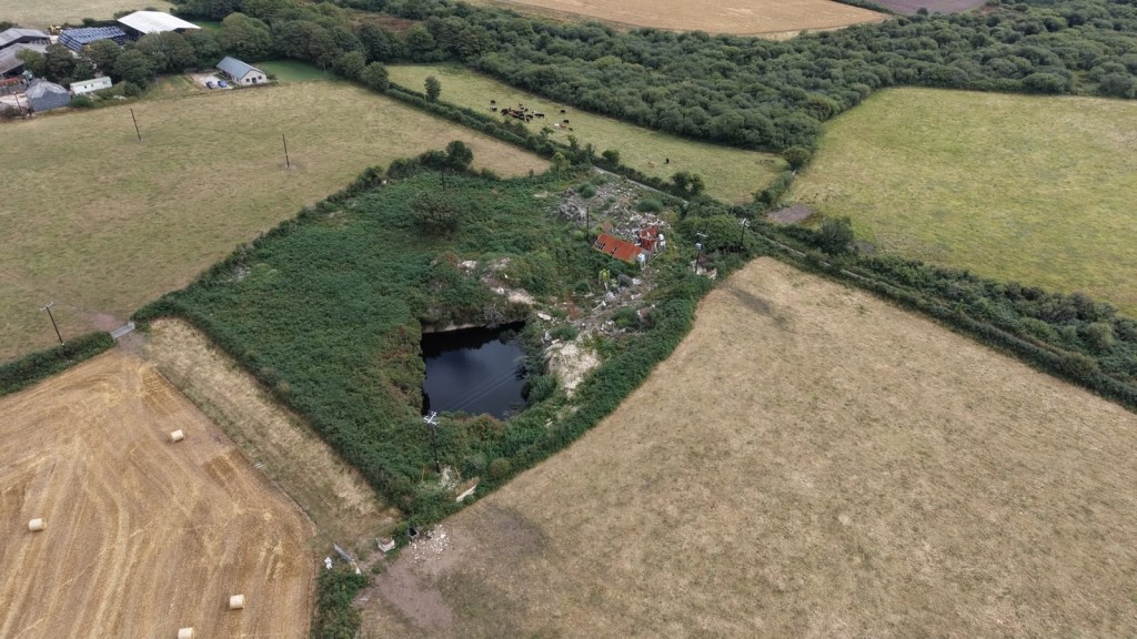 Lot: 35 - FORMER QUARRY WITH DILAPIDATED BUILDINGS ON SITE - Drone aerial view